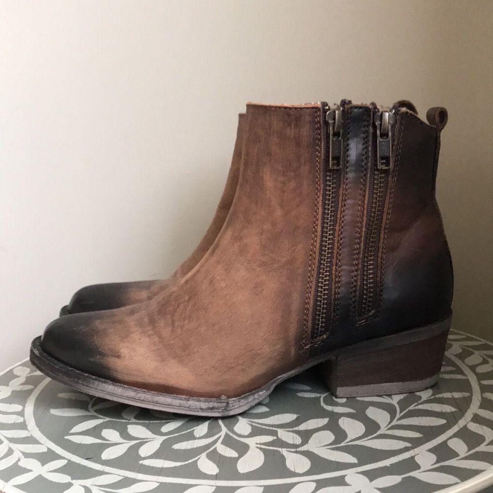 Corral Circle G Distressed Leather Western Booties Tan with Black Points sz 7